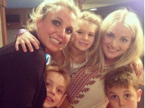 Бритни Спирс с сестрой, сыновьями и племянницей