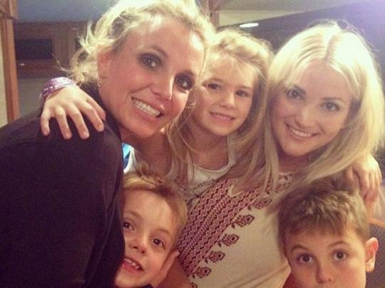 Бритни Спирс с сестрой, сыновьями и племянницей