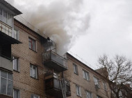 В Николаеве пожарный поймал 79-летнюю бабушку, выпавшую с горящего балкона (фото, видео)
