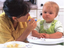 приучить ребенка к еде