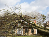 Жертвами шторма «Дорис» в Великобритании стали по меньшей мере два человека
