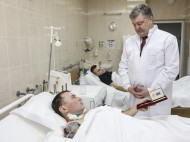 Порошенко в больнице Мечникова вручил награды раненым украинским военным
