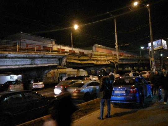 В Киеве обвалилась часть Шулявского моста (фото)