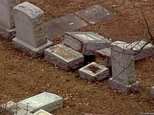 осквернили еврейское кладбище в Филадельфии