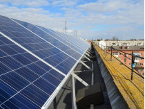 Житель Житомира установил на крыше пятиэтажки солнечную электростанцию (фото)