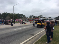 Во время праздничного шествия в штате Алабама автомобиль врезался в группу школьников