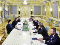 Порошенко обсудил с Джонсоном и Ващиковским ситуацию на Донбассе