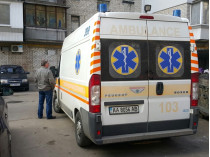 В Киеве женщина с ножом напала на своего жителя на глазах у четверых детей (фото)