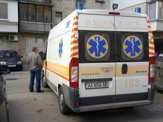 В Киеве женщина с ножом напала на своего жителя на глазах у четверых детей (фото)