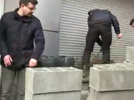 «Азов», протестуя в Киеве против российского «Сбербанка», «замуровал» здание его отделения (видео)
