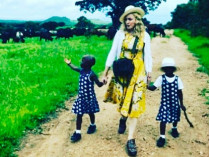 Мадонна официально подтвердила, что удочерила девочек-близнецов из Малави (фото)