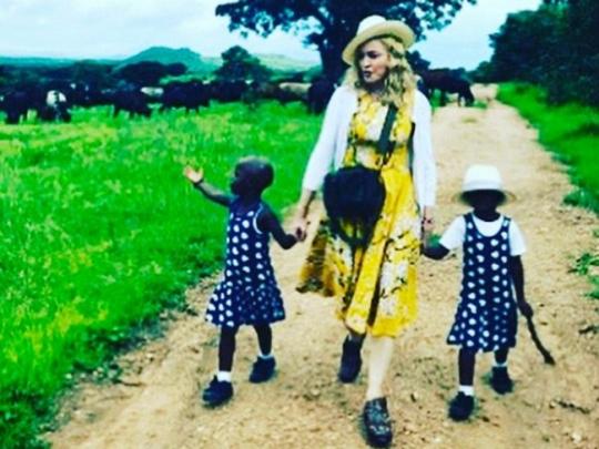 Мадонна официально подтвердила, что удочерила девочек-близнецов из Малави (фото)