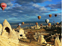В турецкой области Каппадокия около 50 иностранных туристов пострадали при жесткой посадке трех воздушных шаров