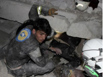 Спасатели достают раненых из-под обломков мечети