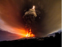 При извержении сицилийского вулкана Этна пострадали десять человек — туристы и журналисты