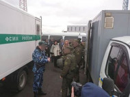 Россия передала Украине 12 заключенных из Крыма
