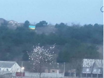 В оккупированном Крыму патриоты вывесили флаг Украины (фото)