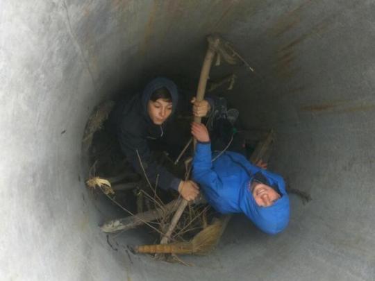 дети в бетонной ловушке в Запорожье