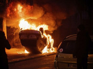 В пригороде Парижа демонстранты жгли автомобили и крушили магазины (фото, видео)
