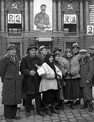 «во львове советские военные и чиновники скупали в огромных количествах то, чего в советском союзе давно не было: туфли, платья, разнообразные продукты и даже кастрюли со сковородками»