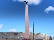 В российском Волгодонске рухнул памятник, установленный в честь строителей (видео)
