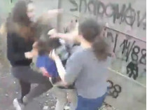 Соцсети возмущены жестокой «разборкой» школьниц в Чернигове (видео)