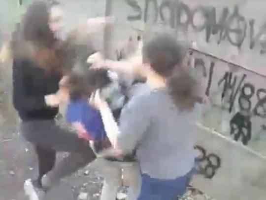 Соцсети возмущены жестокой «разборкой» школьниц в Чернигове (видео)