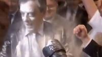 Кандидата в президенты Франции Франсуа Фийона обсыпали мукой на митинге (видео)