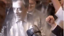 Кандидата в президенты Франции Франсуа Фийона обсыпали мукой на митинге (видео)