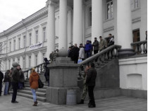 В Полтаве активисты заблокировали здание горсовета