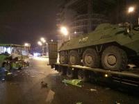 В Харькове маршрутка врезалась в вонный тягач с двумя БТРами
