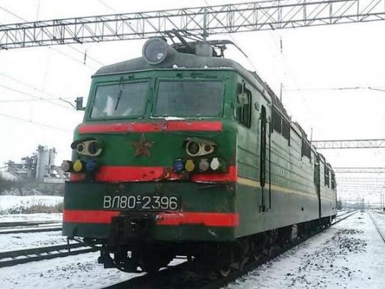 На путях Одесского регионального филиала «Укрзалiзниці» поезд сбил прицеп с 25-тонной буровой установкой (фото)