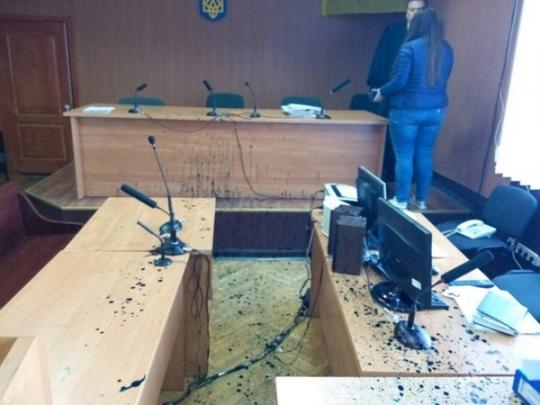 В Одессе активисты облили зеленкой судью во время судебного заседания