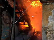 Правоохранители предполагают, что причиной пожара в многоквартирном жилом доме в Одессе стал поджог (фото)