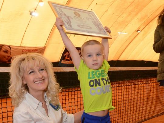 Самым младшим теннисистом Украины признан трехлетний мальчик из Одессы Дима Кузьминов