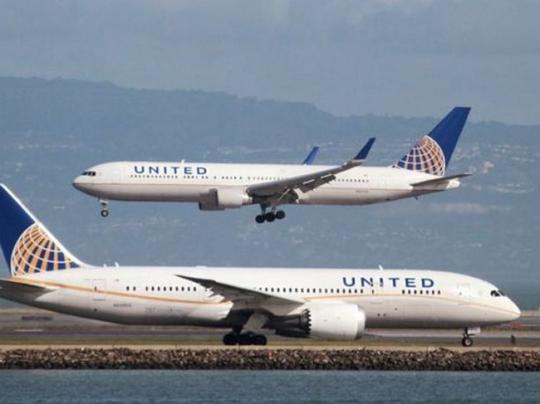United Airlines пообещала 10 тысяч долларов компенсации пассажирам, которые согласятся уступить свои места другим