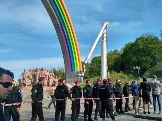 Арку Дружбы Народов в Киеве не смогли превратить в радугу