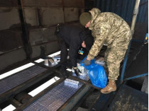 Пограничники на Волыни обнаружили более 15 тысяч пачек контрабандных сигарет в пустотах полуприцепа (фото)