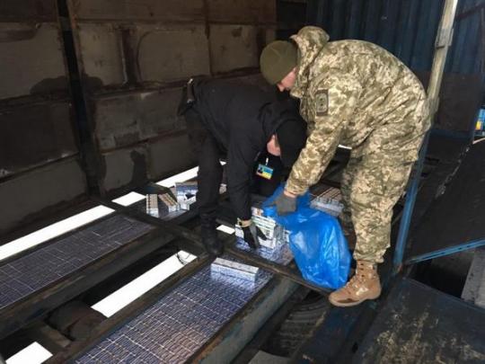 Пограничники на Волыни обнаружили более 15 тысяч пачек контрабандных сигарет в пустотах полуприцепа (фото)
