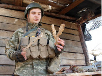 Боец АТО демонстрирует осколки вражеских снарядов