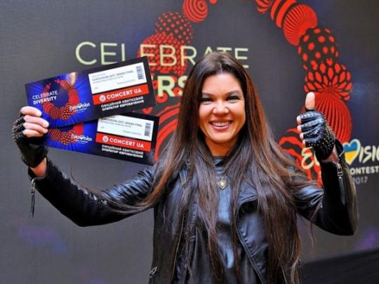 Руслана демонстрирует билеты на концерты «Евровидения» в Киеве