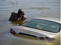 Авто с двумя жителями Донецкой области затонуло в запорожском водоеме (фото, видео)