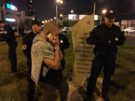 В Одессе активисты «декоммунизировали» памятный камень Жукову (видео)