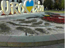 В Киеве варварски вытоптали клумбу «Евровидения» и инсталляцию у памятника Ленину