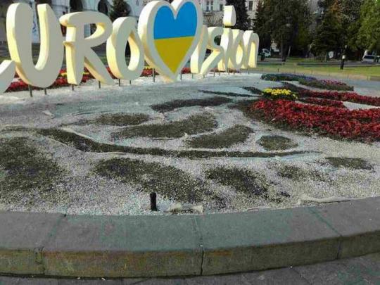 В Киеве варварски вытоптали клумбу «Евровидения» и инсталляцию у памятника Ленину