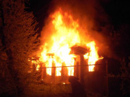 Боевики обстреляли Станицу Луганскую, частный дом сгорел дотла (фото)