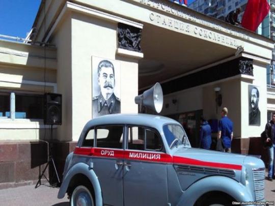 В метро Москвы повесили портреты Сталина и Кагановича