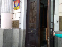 Двери офиса Института национальной памяти