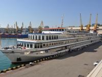 Круизный сезон в Одессе открыт: в порт прибыло первое пассажирское судно (фото)