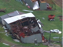 По меньшей мере два человека погибли и десятки ранены в результате торнадо, обрушившихся на США